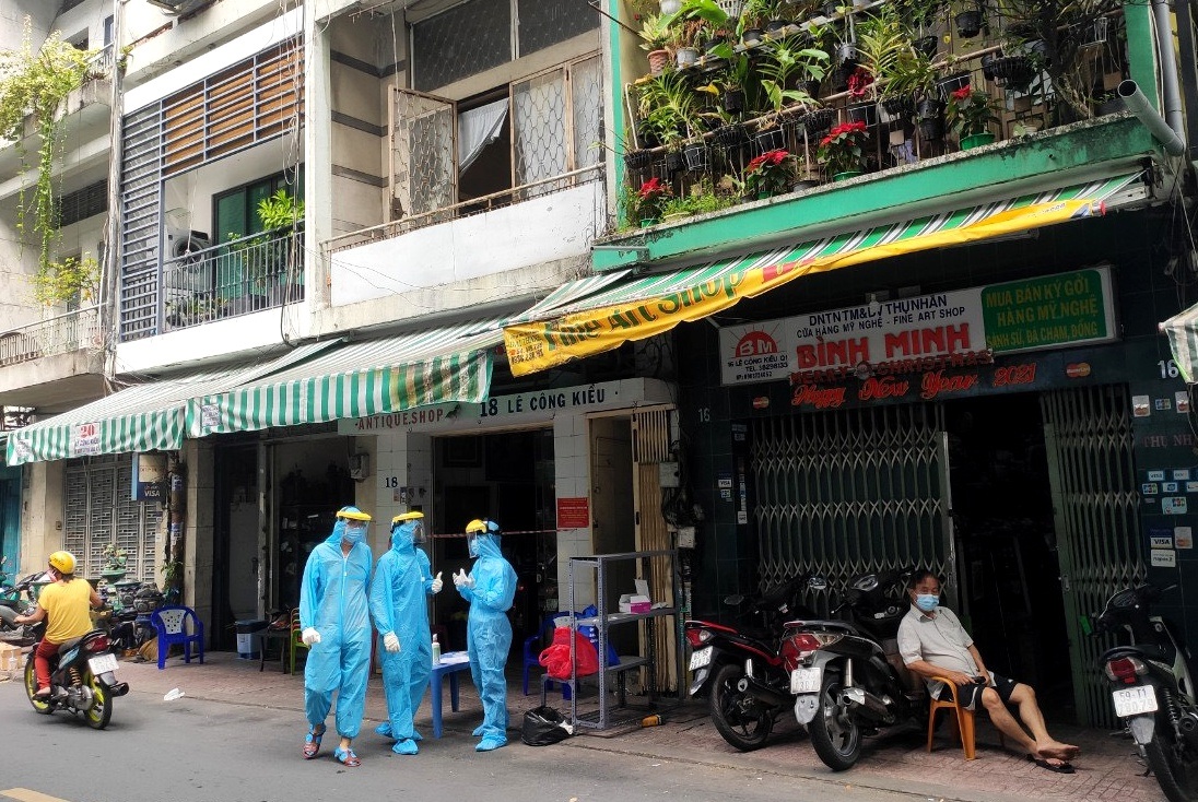 Lương 4,9 triệu đồng, y sĩ đi từ Tiền Giang lên TPHCM chống dịch mỗi ngày - 8 Lương 4,9 triệu đồng, y sĩ đi từ Tiền Giang lên TPHCM chống dịch mỗi ngày - 8