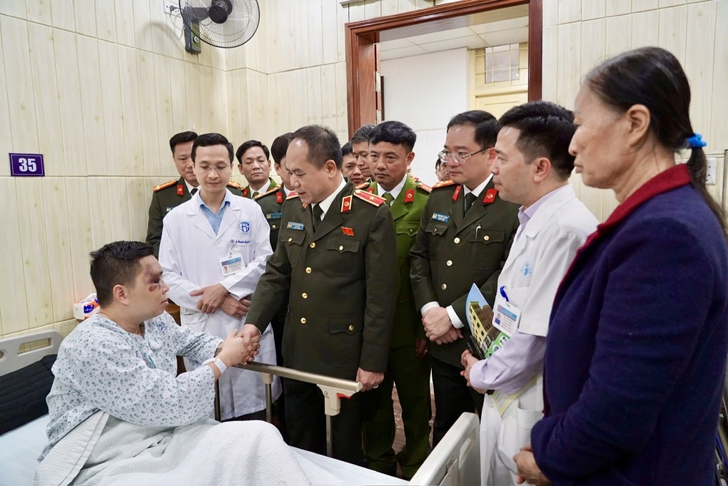 Thiếu tá công an ở Hà Nội bị tông nhập viện - 1 Thiếu tá công an ở Hà Nội bị tông nhập viện - 1