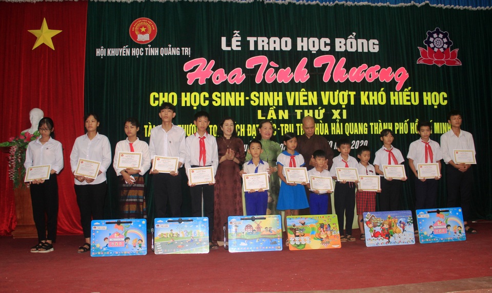 Trao hơn 150 suất học bổng cho học sinh, sinh viên nghèo hiếu học - 2 Trao hơn 150 suất học bổng cho học sinh, sinh viên nghèo hiếu học - 2