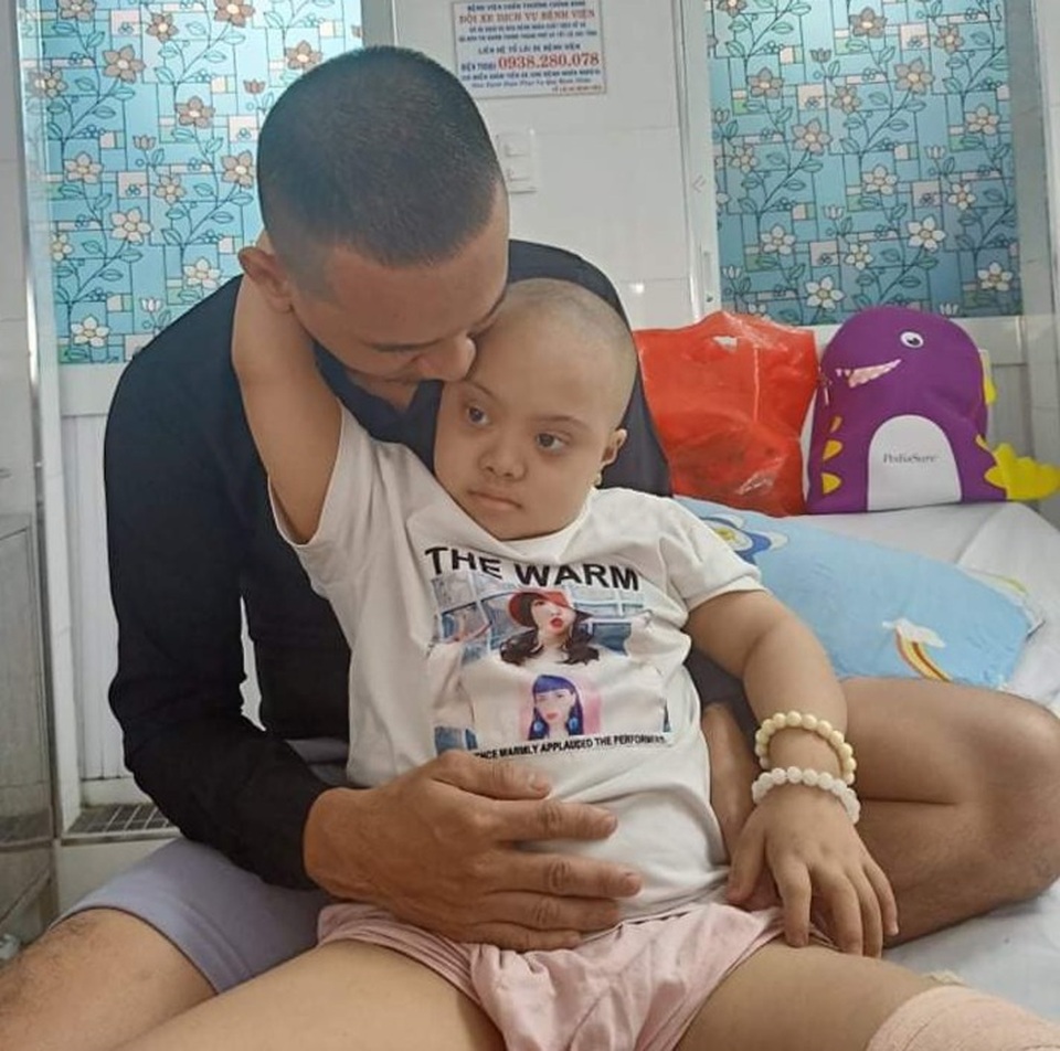 Xót xa số phận bé gái nghèo nguy cơ phải cưa chân vì u xương quái ác - 5 Xót xa số phận bé gái nghèo nguy cơ phải cưa chân vì u xương quái ác - 5