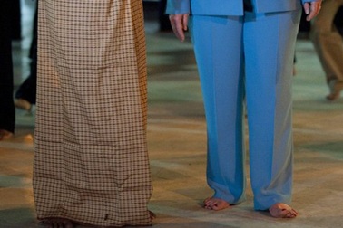 Ngoại trưởng Mỹ Hillary Clinton chân trần ở Myanmar