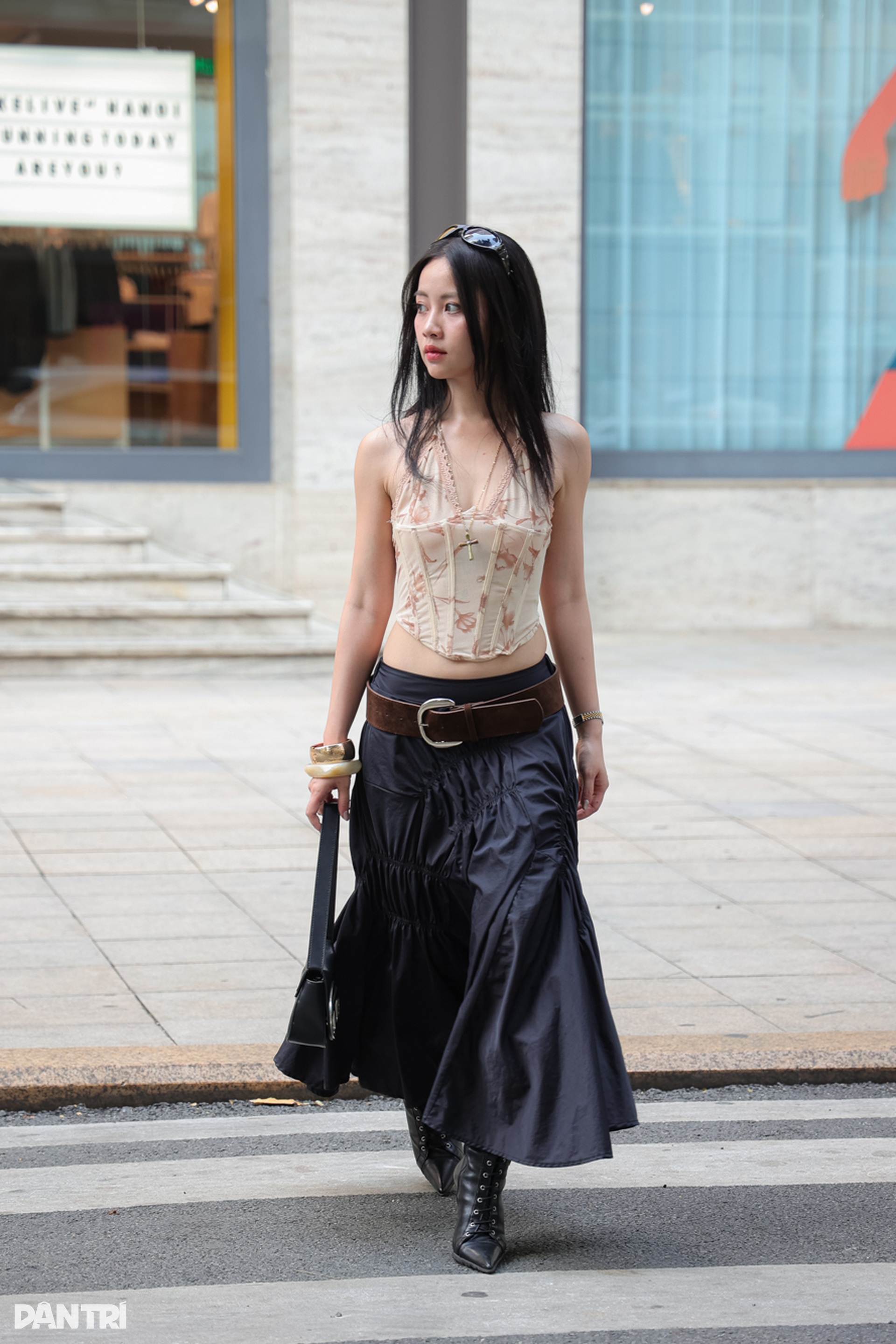 Cách phối áo corset gợi cảm, tôn dáng nhưng vẫn thanh lịch - 4