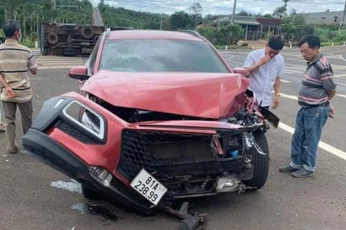 Ô tô con hất văng xe tải giữa ngã tư, một người bị thương - 2 Ô tô con hất văng xe tải giữa ngã tư, một người bị thương - 2