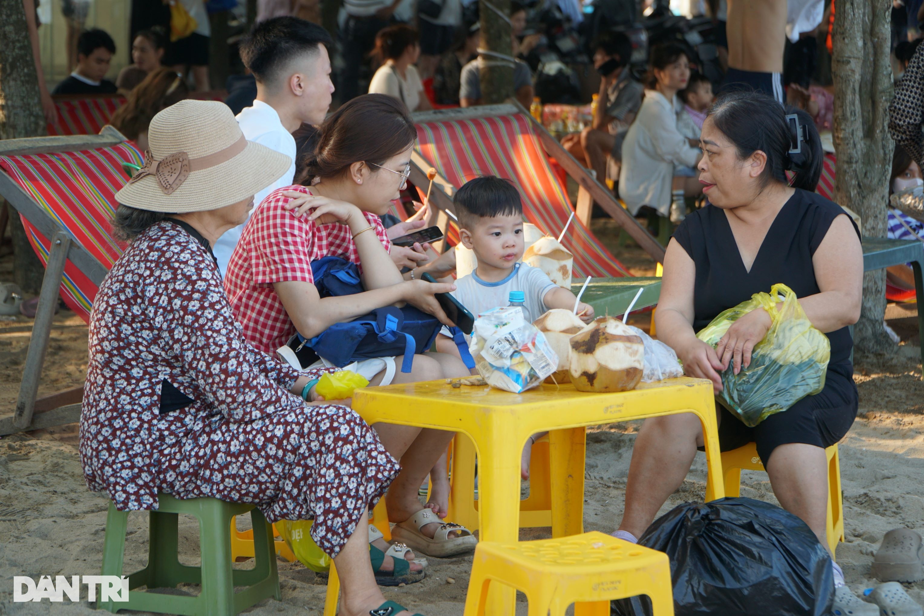 Biển Sầm Sơn ken đặc người trong ngày đầu nghỉ lễ 30/4 và 1/5 - 4 Biển Sầm Sơn ken đặc người trong ngày đầu nghỉ lễ 30/4 và 1/5 - 4