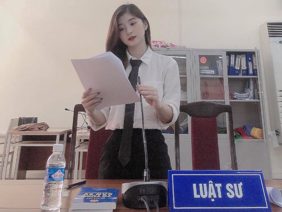 Thêm một hot girl thẩm phán xinh đẹp khiến dân mạng xao xuyến - 2 Thêm một hot girl thẩm phán xinh đẹp khiến dân mạng xao xuyến - 2
