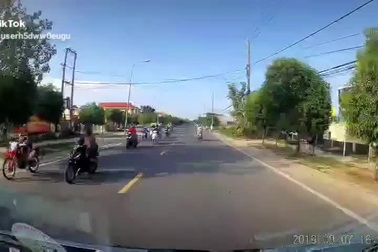 Xe máy suýt gây họa vì bất ngờ... .dừng giữa đường để nhặt tiền rơi