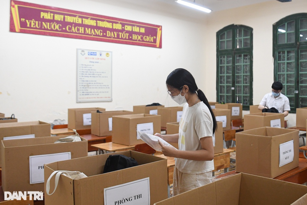 Hà Nội: 105.000 sĩ tử làm thủ tục dự thi lớp 10 trong thời tiết mát mẻ - 3 Hà Nội: 105.000 sĩ tử làm thủ tục dự thi lớp 10 trong thời tiết mát mẻ - 3