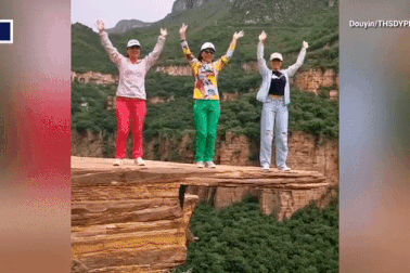 Mỏm đá "tử thần" khiến giới trẻ ùn ùn kéo tới sống ảo vừa bị khai tử