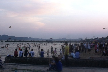 Trượt chân ngã xuống biển Hạ Long, một thiếu nữ tử vong