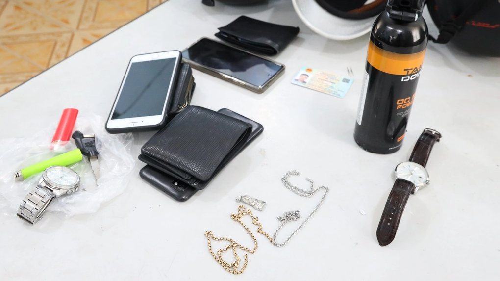 Bắt nhóm cướp liên tiếp giật 3 sợi dây chuyền của phụ nữ - 2