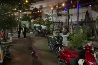 Hai cô gái đi điều lệnh trong buổi tiệc gia đình tại TPHCM gây sốt