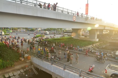 Hàng trăm công nhân phát hoảng khi chứng kiến thanh niên gieo mình từ cầu vượt xuống đất