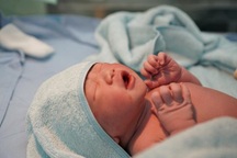 Viên chức sinh con thứ 3 bị chậm tăng lương 3 tháng, đúng hay sai?