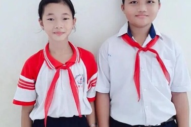 Nhặt được 7 triệu đồng, 2 học sinh lớp 4 nhờ cô giáo tìm người đánh rơi