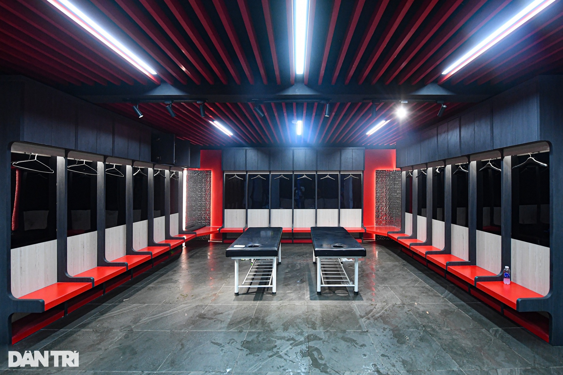 Sân Lạch Tray lột xác với món quà đặc biệt dành tặng HLV Troussier - 10 Sân Lạch Tray lột xác với món quà đặc biệt dành tặng HLV Troussier - 10