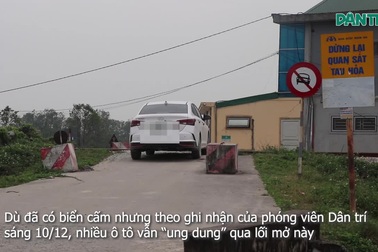 Ô tô vẫn ung dung qua lối đi tự mở trên đường sắt dù có biển cấm