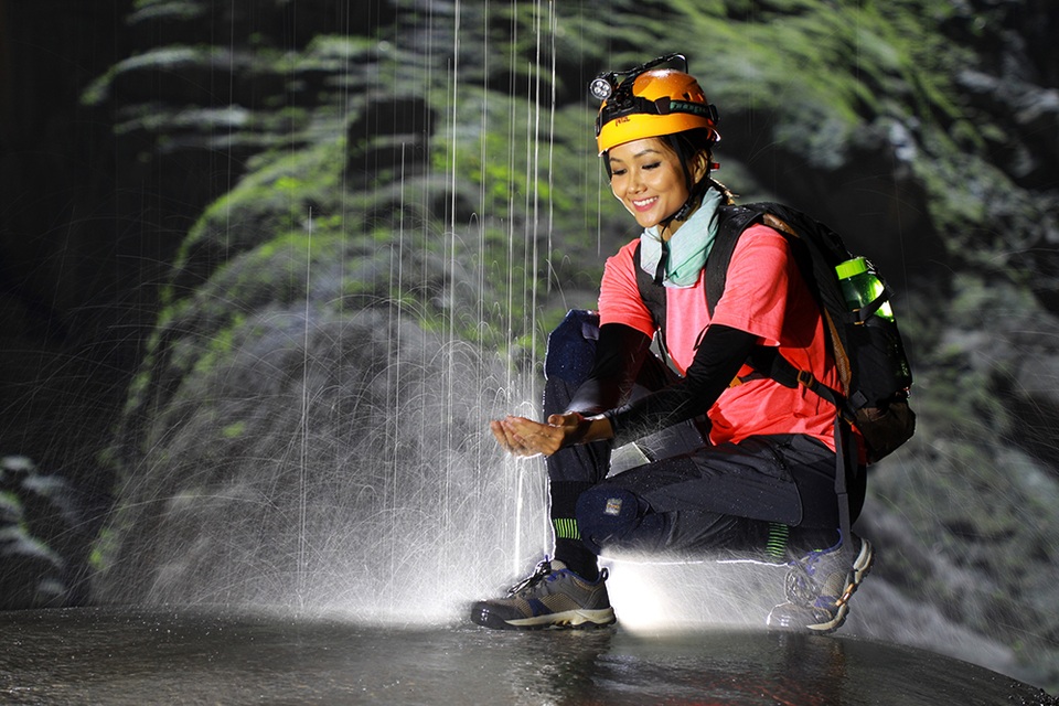 Hoa hậu H’hen Niê “hú hồn” vì bị trượt té khi thám hiểm hang Sơn Đoòng - 7