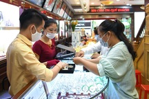 Giá vàng tăng vọt, giới đầu tư mạnh tay mua vào