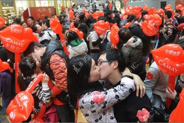 214 cặp hôn nhau chào đón ngày tình nhân