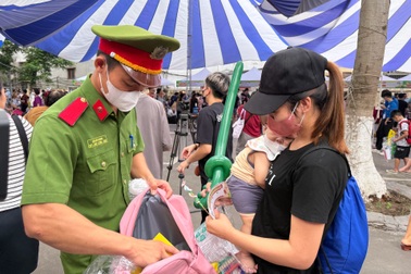 Bệnh nhi háo hức nhận quà sớm ngày Quốc tế thiếu nhi