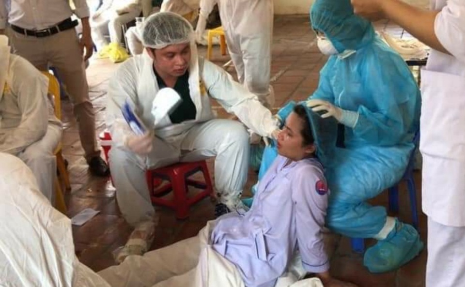 Bắc Ninh: Nhân viên y tế mệt lả, ngất xỉu ở tâm dịch - 1 Bắc Ninh: Nhân viên y tế mệt lả, ngất xỉu ở tâm dịch - 1
