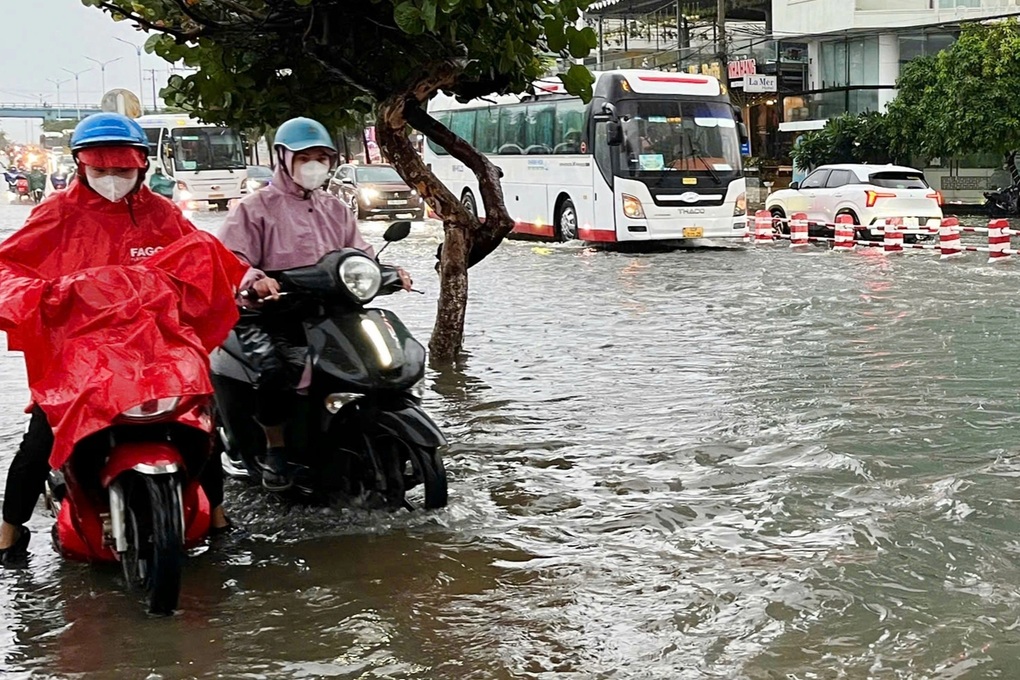 Miền Trung lên dây cót ứng phó bão Yinxing - 5 Miền Trung lên dây cót ứng phó bão Yinxing - 5