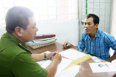 Người đàn ông đập phá xe vợ cũ khi người này cùng chồng mới về thăm quê