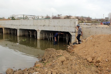 Phú Yên: Liên công trình gây ngập úng, nguy cơ mất “chén cơm” của hàng trăm hộ dân