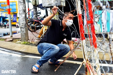 Nhiều chốt chặn ở TPHCM chưa được tháo dỡ, người dân phải chui rào thép gai