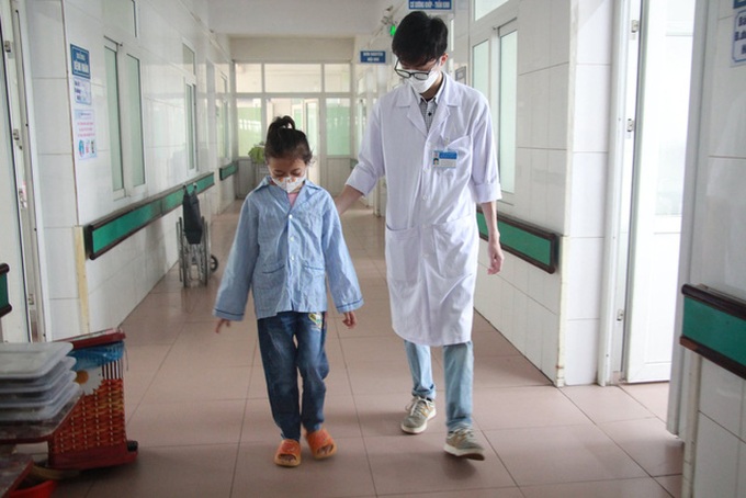 Bệnh nhi đi lại được bình thường sau điều trị. Ảnh: BVCC