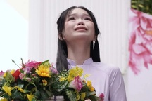 Nữ sinh lớp 12 bật khóc trong lễ tri ân: "Em không muốn đơn độc nữa..."