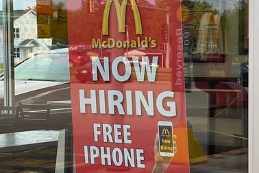 Cửa hàng McDonald tặng iPhone để "dụ dỗ" nhân viên mới