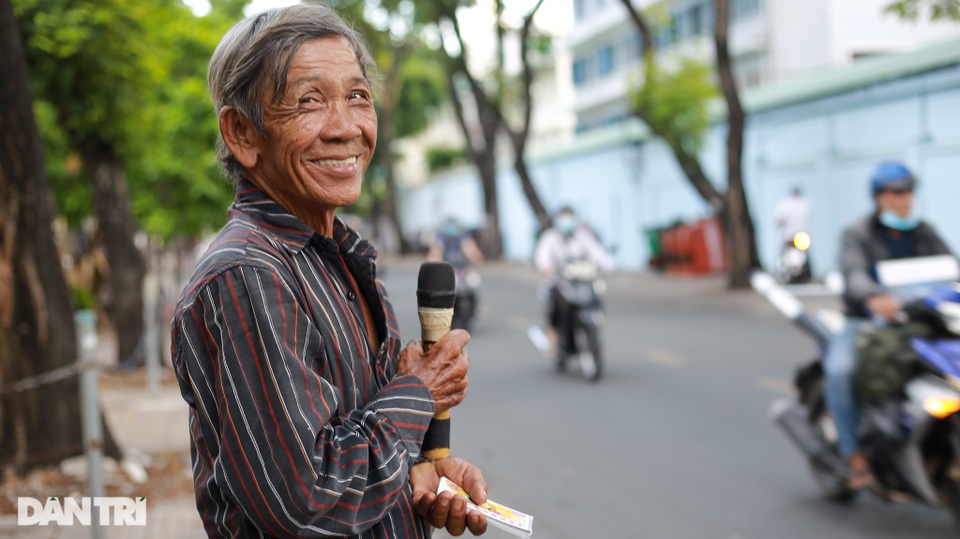 Ông lão 68 tuổi hát rong, bán vé số mưu sinh ở Sài Gòn - 10 Ông lão 68 tuổi hát rong, bán vé số mưu sinh ở Sài Gòn - 10