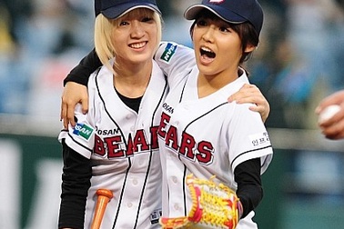 Hai cô gái của miss A “nhí nhảnh” trên sân bóng chày