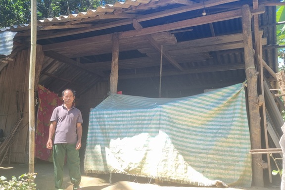 Cha nghèo chắt chiu mua từng miếng tôn “vá” nhà cho con có chỗ ở