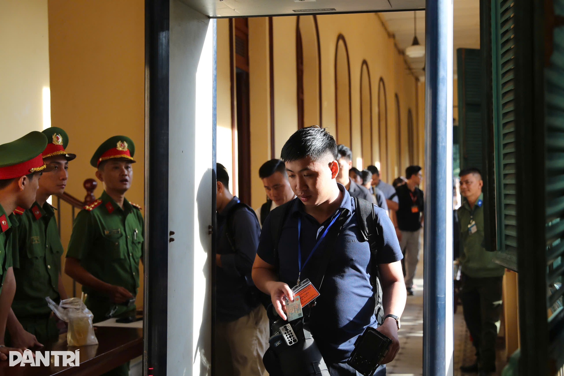 Hình ảnh hoa hậu Thuỳ Tiên, Quang Linh Vlogs, Hằng Du Mục tại phiên toà - 10