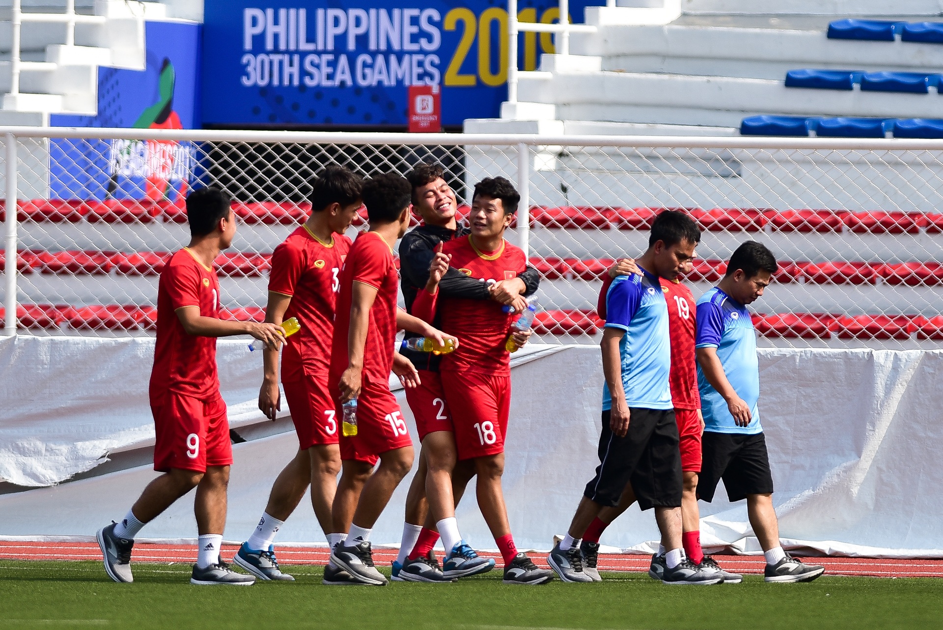 Quang Hải vẫn ra sân tập, HLV Park Hang Seo dặn dò riêng Thanh Thịnh - 2