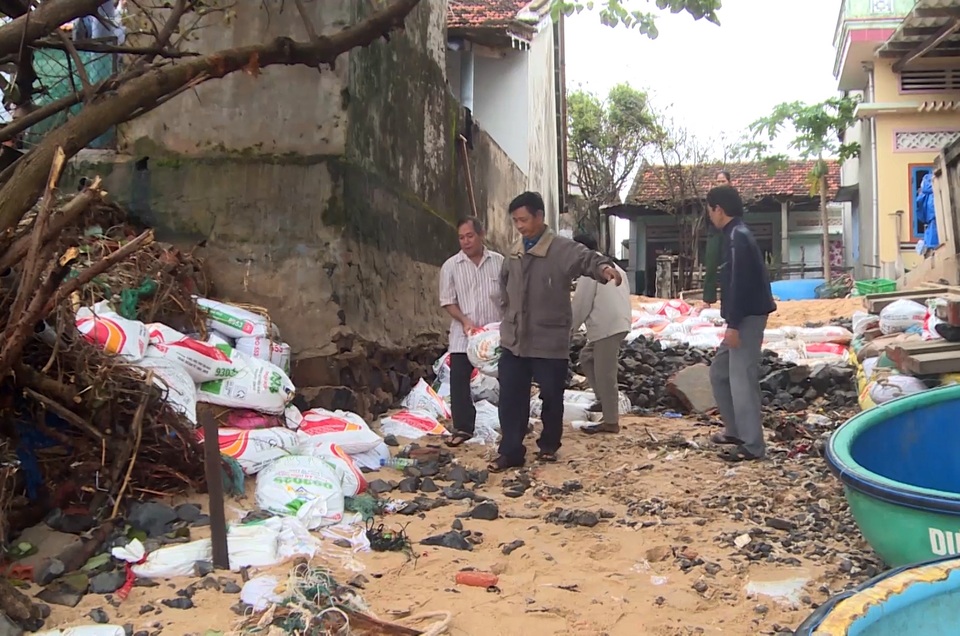 Phú Yên: Triều cường nuốt chửng nhà cửa, người dân lo thắt ruột - 4 Phú Yên: Triều cường nuốt chửng nhà cửa, người dân lo thắt ruột - 4