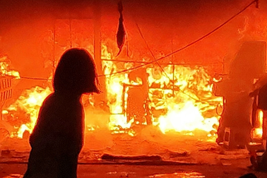 Dãy nhà tạm ở Hà Nội bốc cháy ngùn ngụt sau cơn mưa lớn