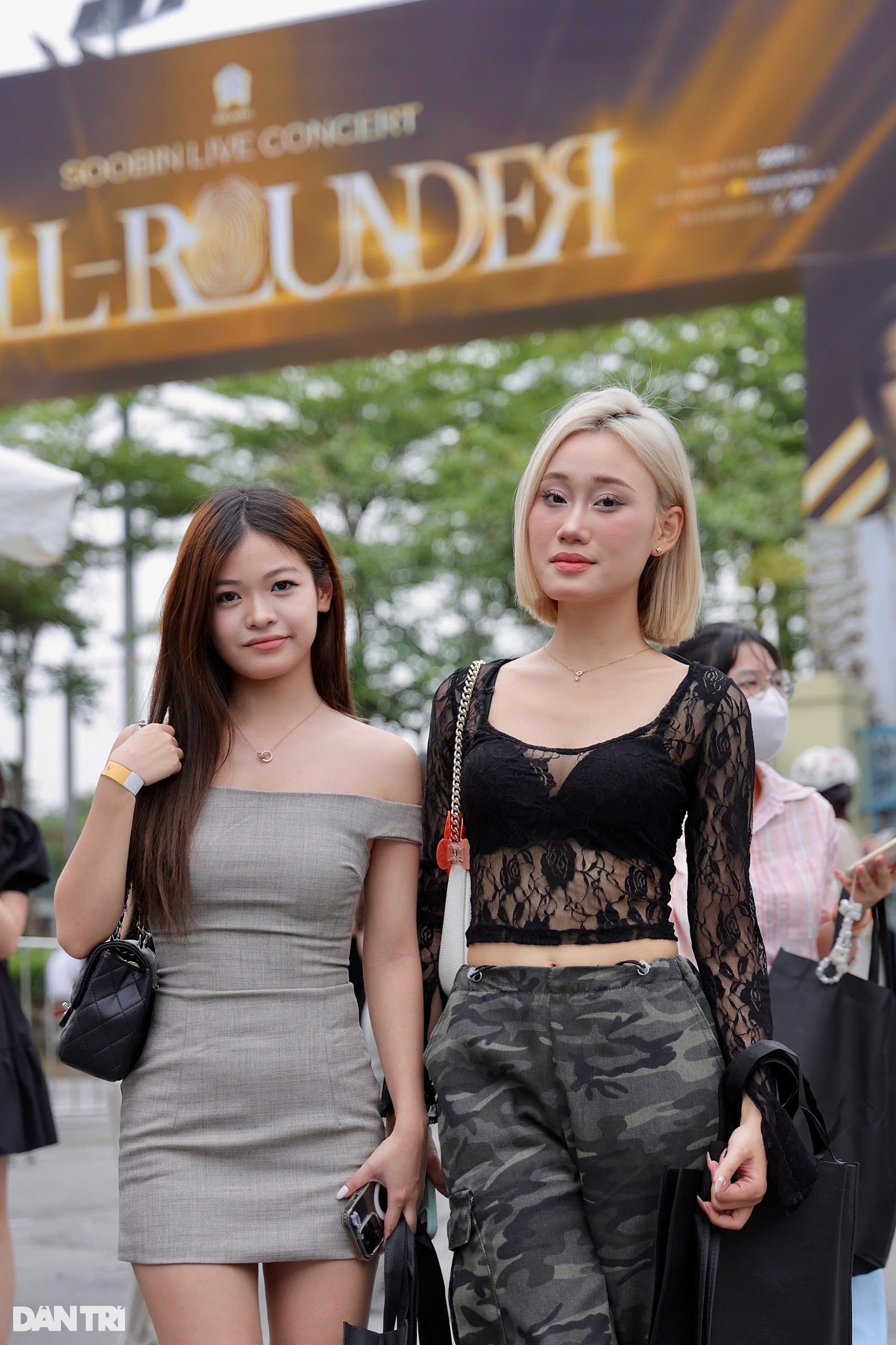 Giới trẻ mặc váy cưới, hóa trang thành… quả chuối tại concert SOOBIN - 10 Giới trẻ mặc váy cưới, hóa trang thành… quả chuối tại concert SOOBIN - 10