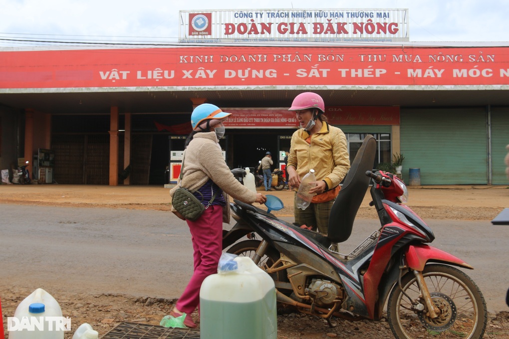 Cây xăng đóng cửa, người dân vùng biên mua xăng trôi nổi - 1 Cây xăng đóng cửa, người dân vùng biên mua xăng trôi nổi - 1