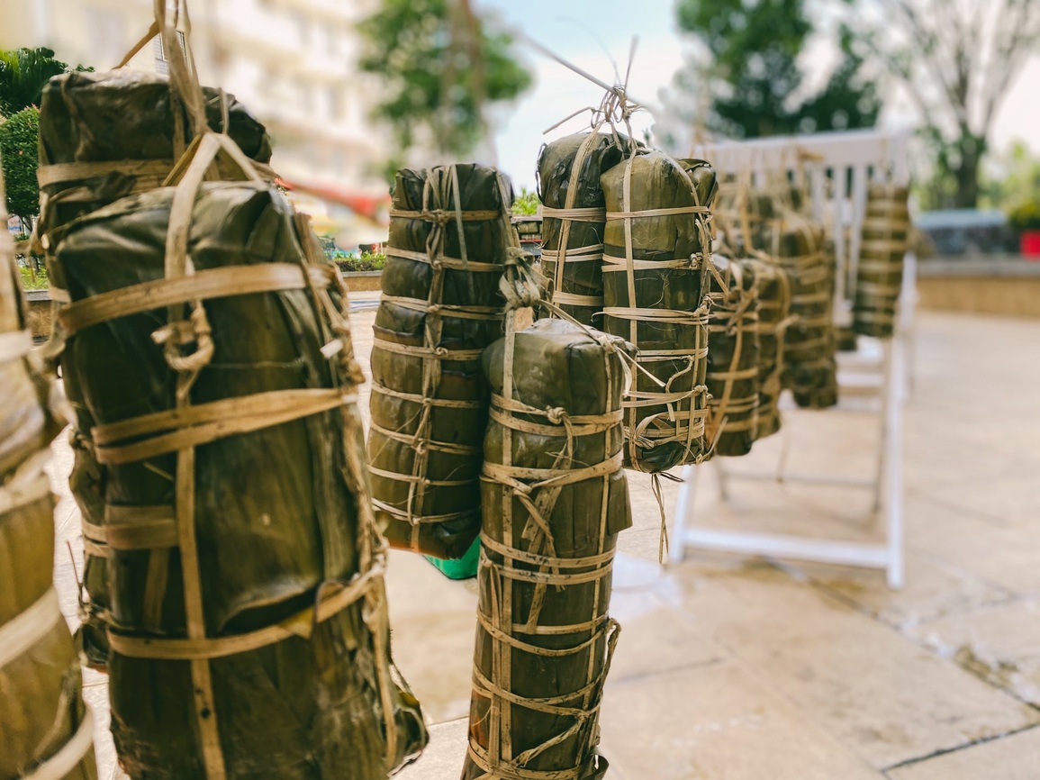 Dân chung cư quây quần gói bánh chưng, cắm trại luộc bánh xuyên đêm ở TPHCM - 10 Dân chung cư quây quần gói bánh chưng, cắm trại luộc bánh xuyên đêm ở TPHCM - 10
