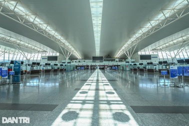 Cảnh tượng khác lạ tại ga quốc tế Nội Bài: Vắng lặng như bị "bỏ quên"
