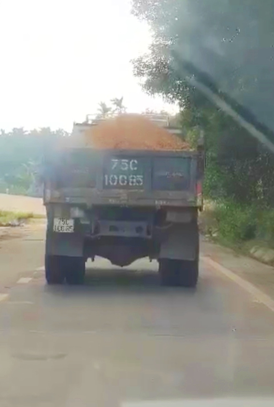 Ồ ạt lấy đất đồi chở ra ngoài tiêu thụ trái phép tại Thừa Thiên Huế - 3 Ồ ạt lấy đất đồi chở ra ngoài tiêu thụ trái phép tại Thừa Thiên Huế - 3