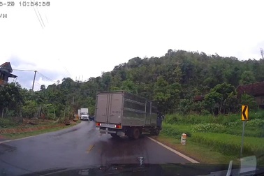 Xe tải vượt ẩu, lấn làn xe container và cái kết