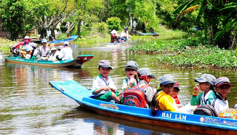 Đặc trưng miền sông nước: Nhiều học sinh Cà Mau đi vỏ lãi dự khai giảng - 1 Đặc trưng miền sông nước: Nhiều học sinh Cà Mau đi vỏ lãi dự khai giảng - 1