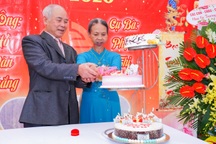 Xúc động bộ ảnh “đám cưới vàng” của cụ bà mắc bệnh ung thư ở Hà Nội