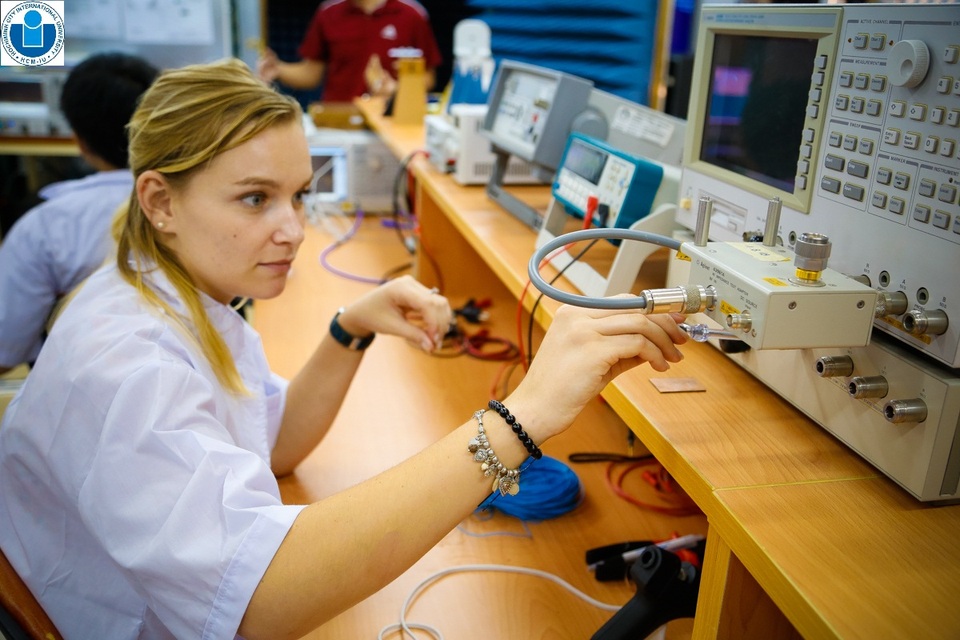 Tuyển sinh 2021: Nhiều ngành học mới, đa dạng phương thức xét tuyển - 4 Tuyển sinh 2021: Nhiều ngành học mới, đa dạng phương thức xét tuyển - 4