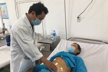 Người đàn ông bị tăm đâm thủng dạ dày vì xỉa răng khi đang nằm võng