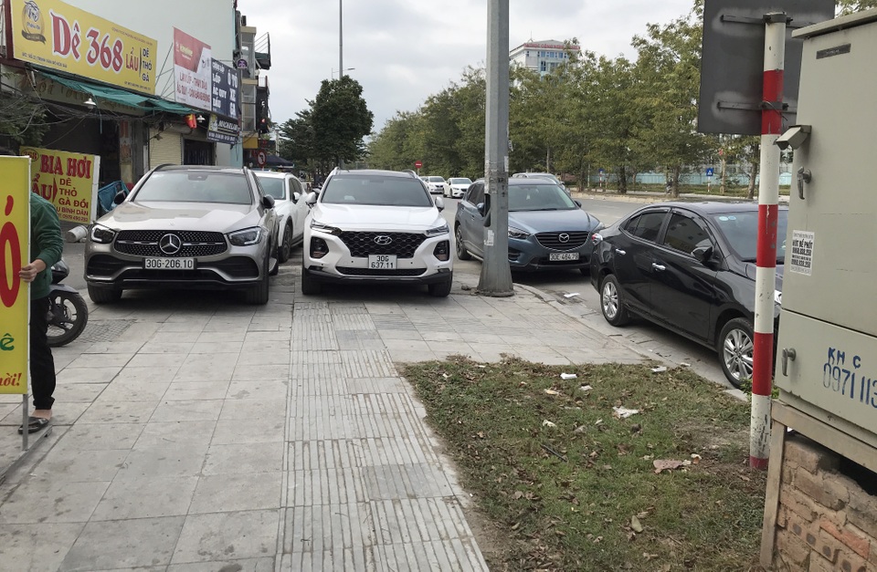 Cận cảnh vỉa hè lát đá bền trăm năm ở Hà Nội vỡ vụn, bong tróc - 6 Cận cảnh vỉa hè lát đá bền trăm năm ở Hà Nội vỡ vụn, bong tróc - 6